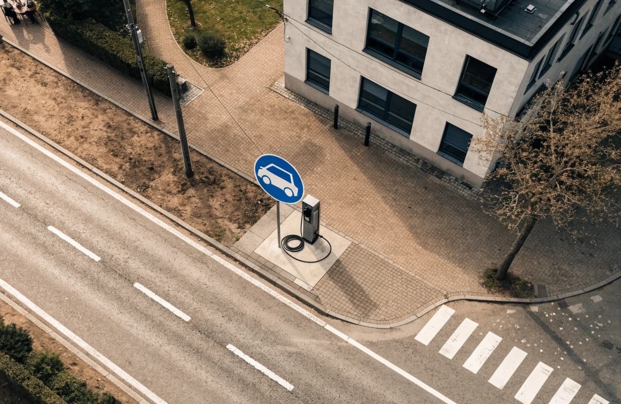Öffentliche Ladesäule mit Parkhinweis für Elektrofahrzeuge im Stadtbild