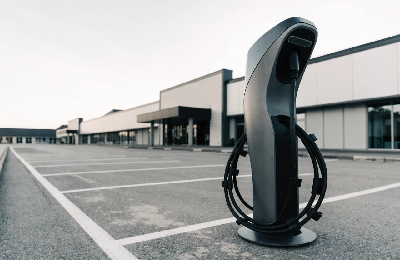 Single HPC fast-charging station in the car park of a retail park.