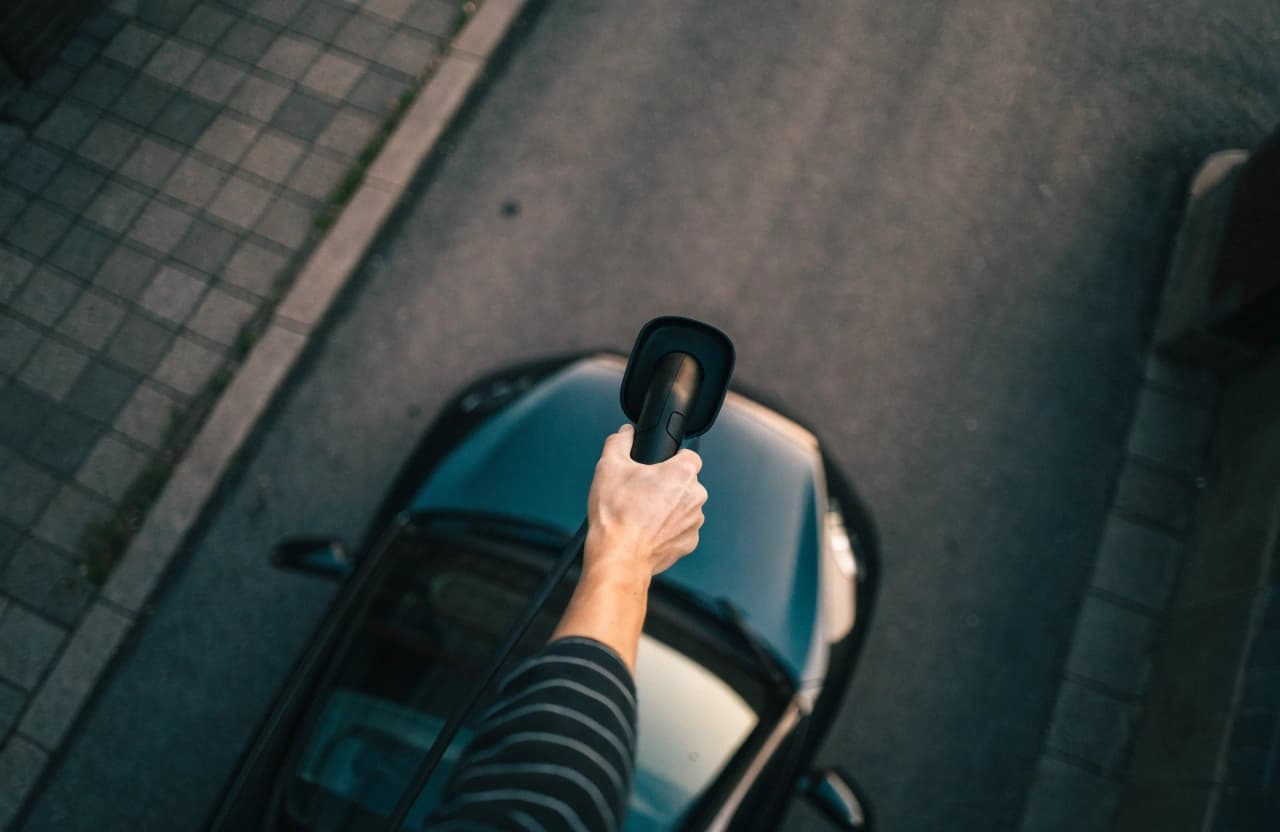 Nahaufnahme: Ladekabel wird in ein E-Auto gesteckt