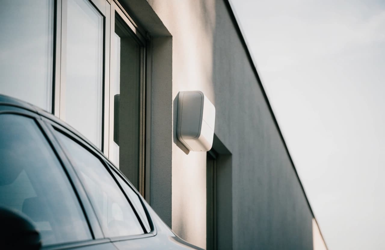 Eine einzelne Wallbox an der Außenwand eines Firmengebäudes